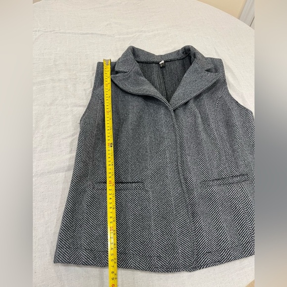 🛍️ 4 for $20 🛍️ Women's Gray Herringbone Vest - Picture 2 of 3